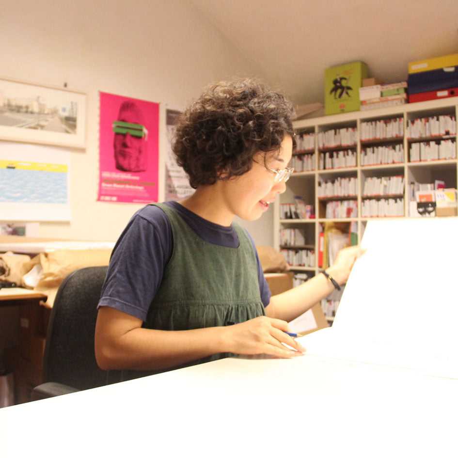 Persona che lavora alla scrivania con materiali artistici