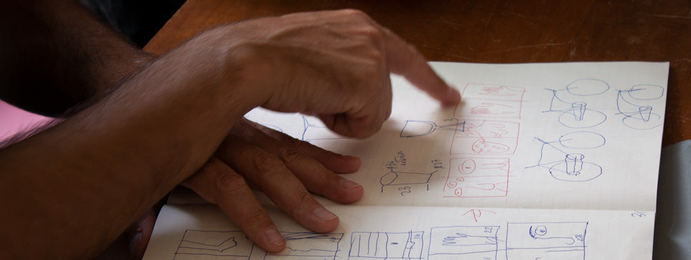 Spazio di lavoro creativo con materiali artistici