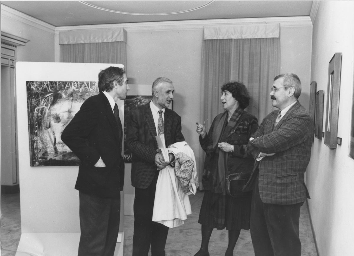 Gruppo di persone in galleria d'arte